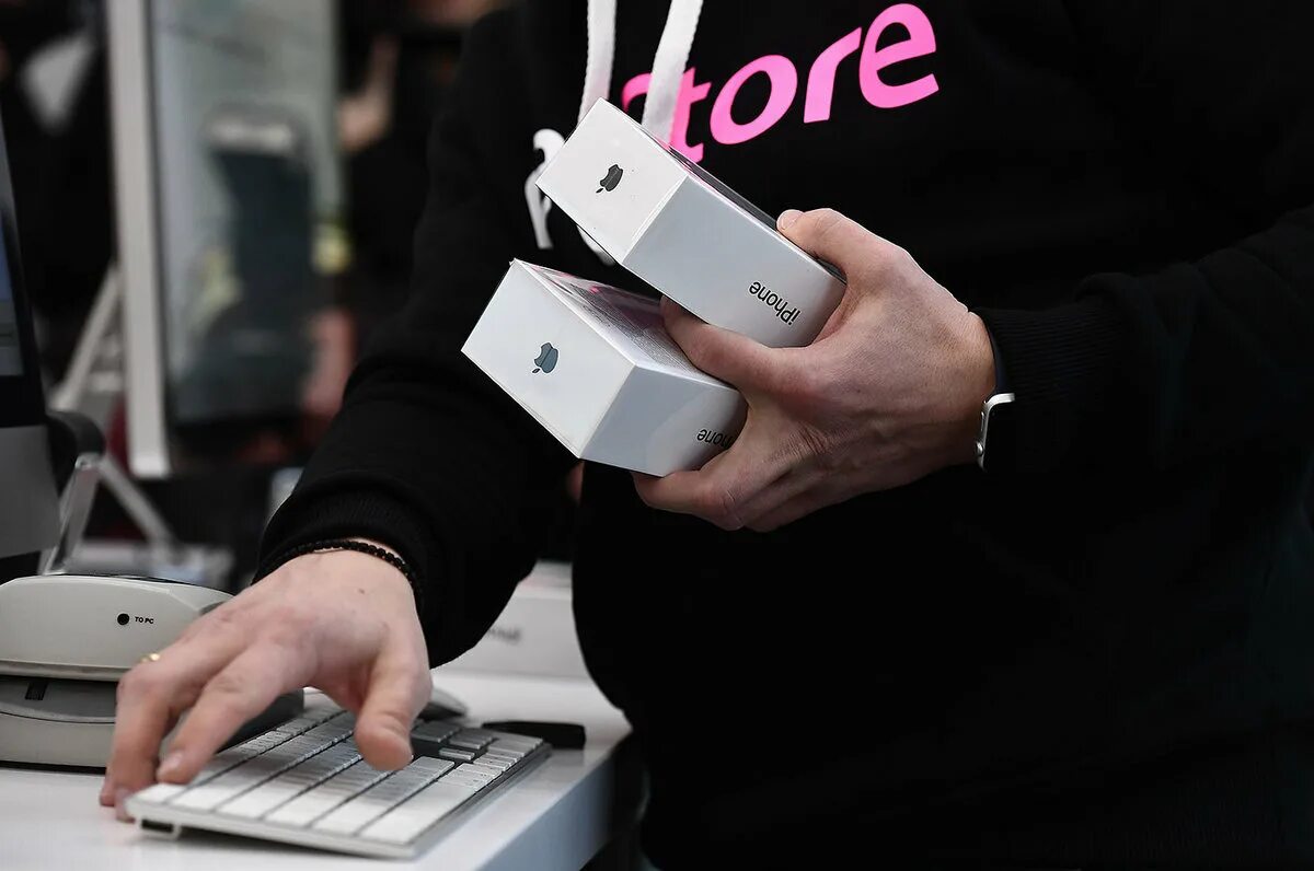 Сотовые телефоны для миллионеров. Россиянин с телефоном. Путин с телефоном. Чел с телефоном. Парень звонит.