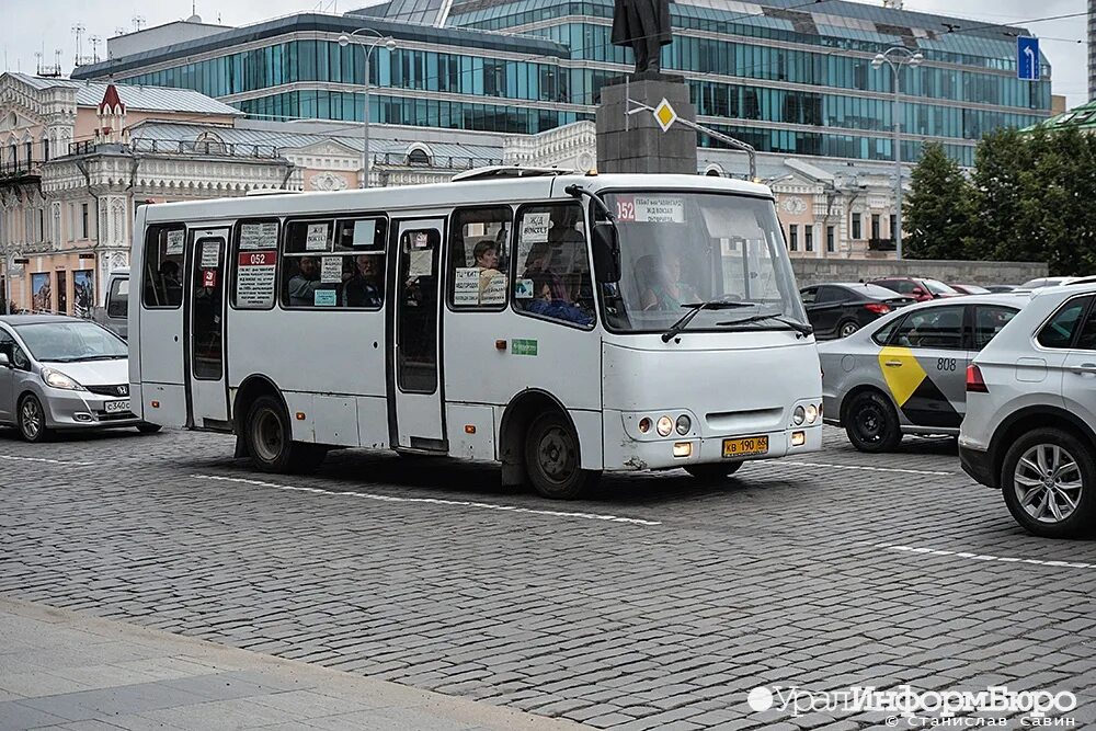 Екатеринбург сегодня челябинск автобус. Автобус Екатеринбург. Екатеринбургский автобус. Маршрутки Екатеринбург. Екатеринбург общественный транспорт автобус.