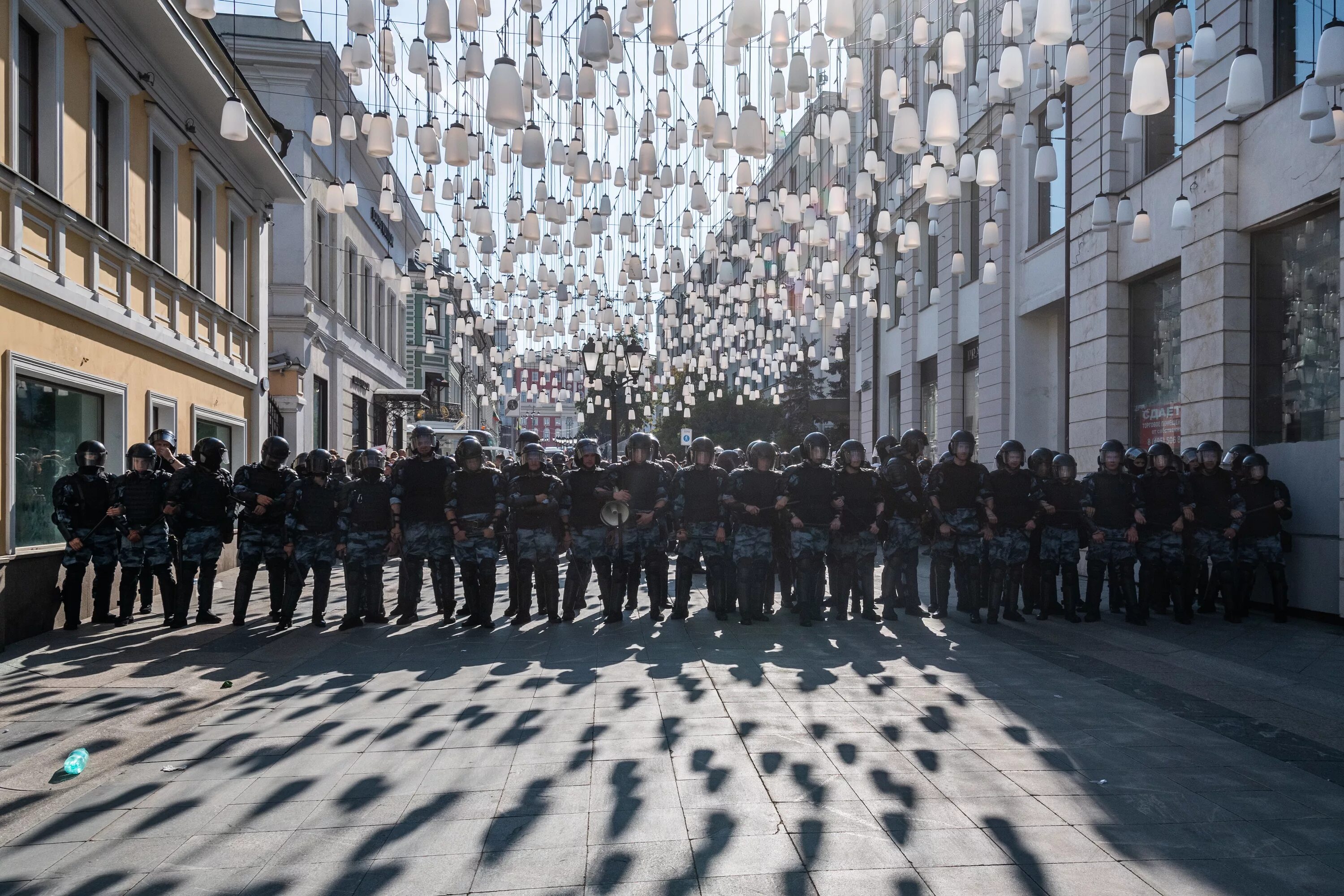 Омон много. ОМОН Москва. Толпа полиции. Толпа ОМОНА. Массовые беспорядки полиция Россия.