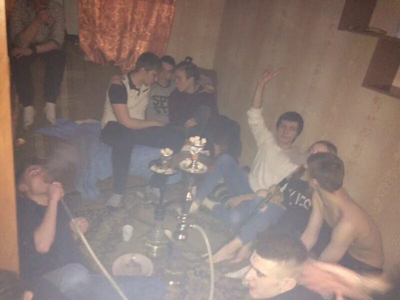 Шалашовки приехали на съемную хату и получили в дырки стволы мужчин на мальчишнике