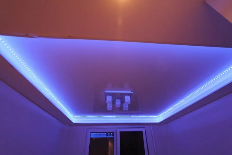Купить потолки с подсветкой. Глянцевый потолок с подсветкой. Натяжной потолок с диодной лентой. Глянцевый натяжной потолок с подсветкой. Лед лента на потолке.