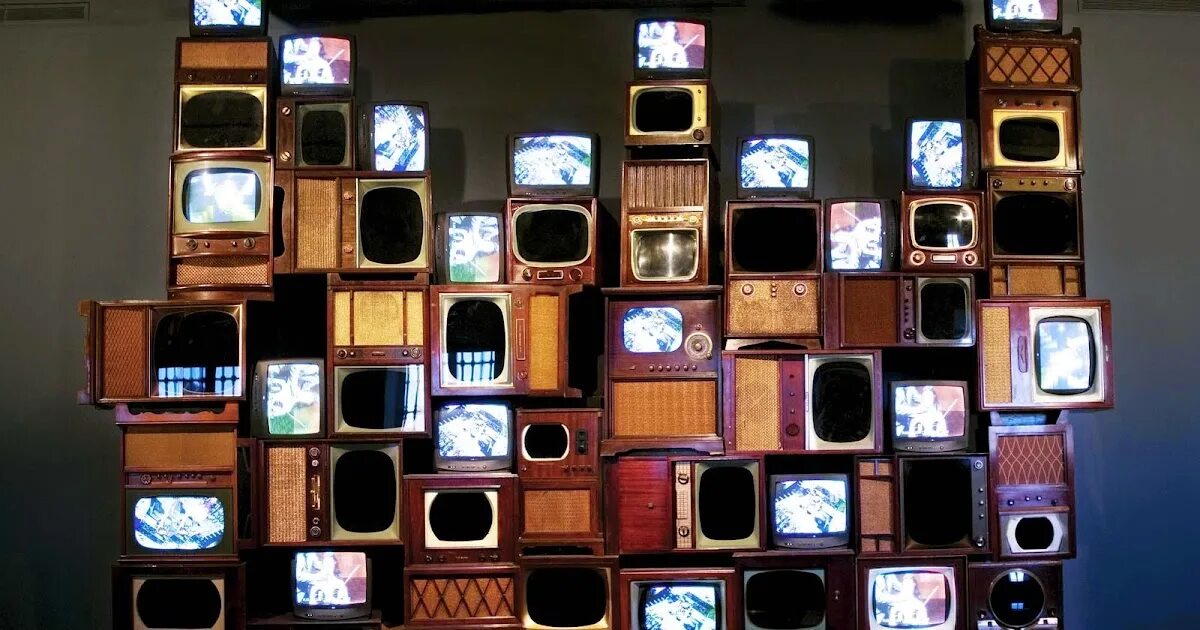 куча телевизоров. экран старого телевизора. куча телевизоров. два телевизора от одного тюнера. гостиная с двумя диванами.