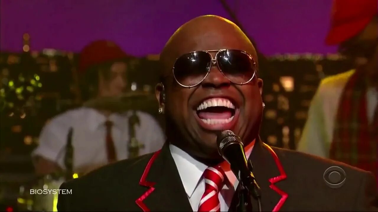 Песня у негритоса. Группа Gnarls Barkley. Гнарлс Баркли Crazy. Gnarls Barkley Crazy 2006.