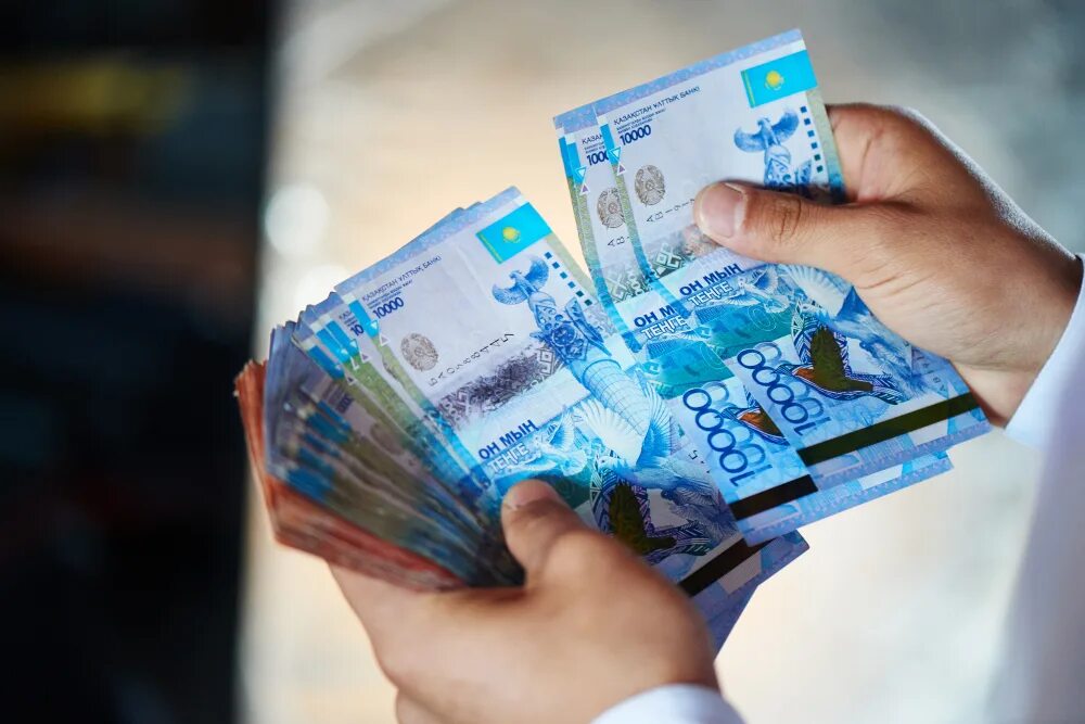 Обмен тенге. Тенге. тенге в руках. тенге картинки. много тенге в руках.