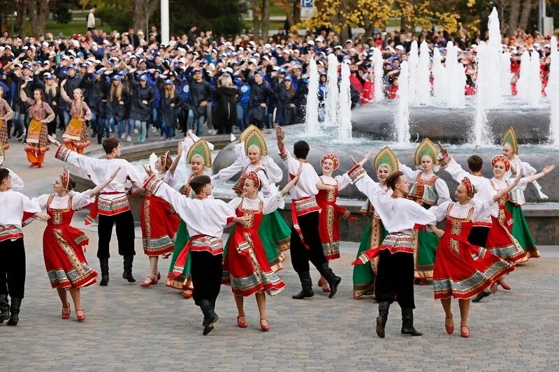 Сколько жителей в краснодарском. Народы Краснодарского края. Население Краснодарского края. Многонациональная Кубань. Многонациональный Краснодарский край.