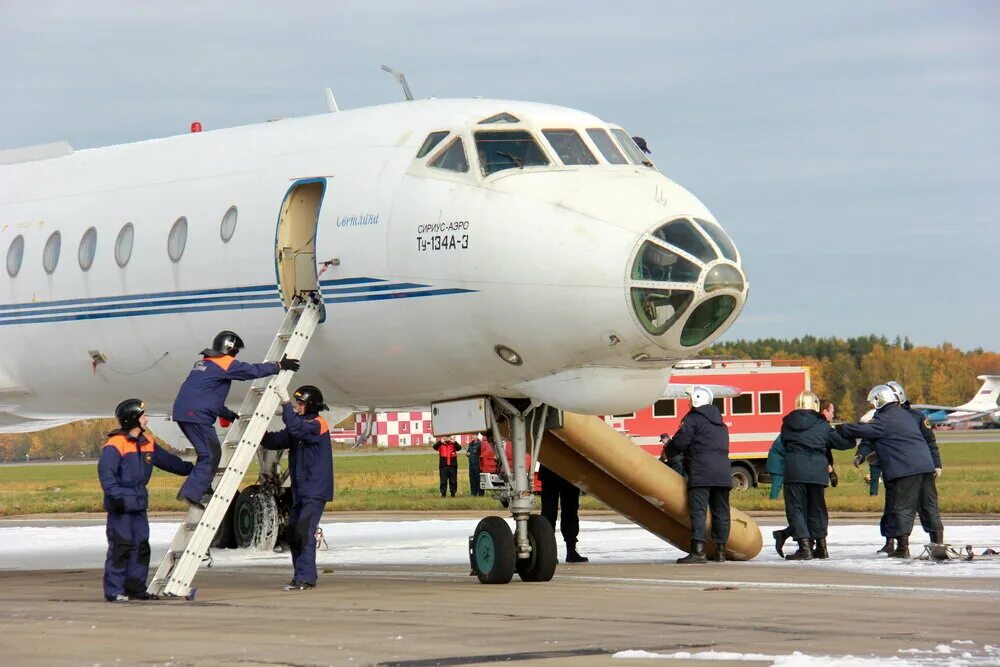Спасенный самолет. Трап у самолета ту-134. аварийный трап самолета. спасательный самолет. спасение самолета.