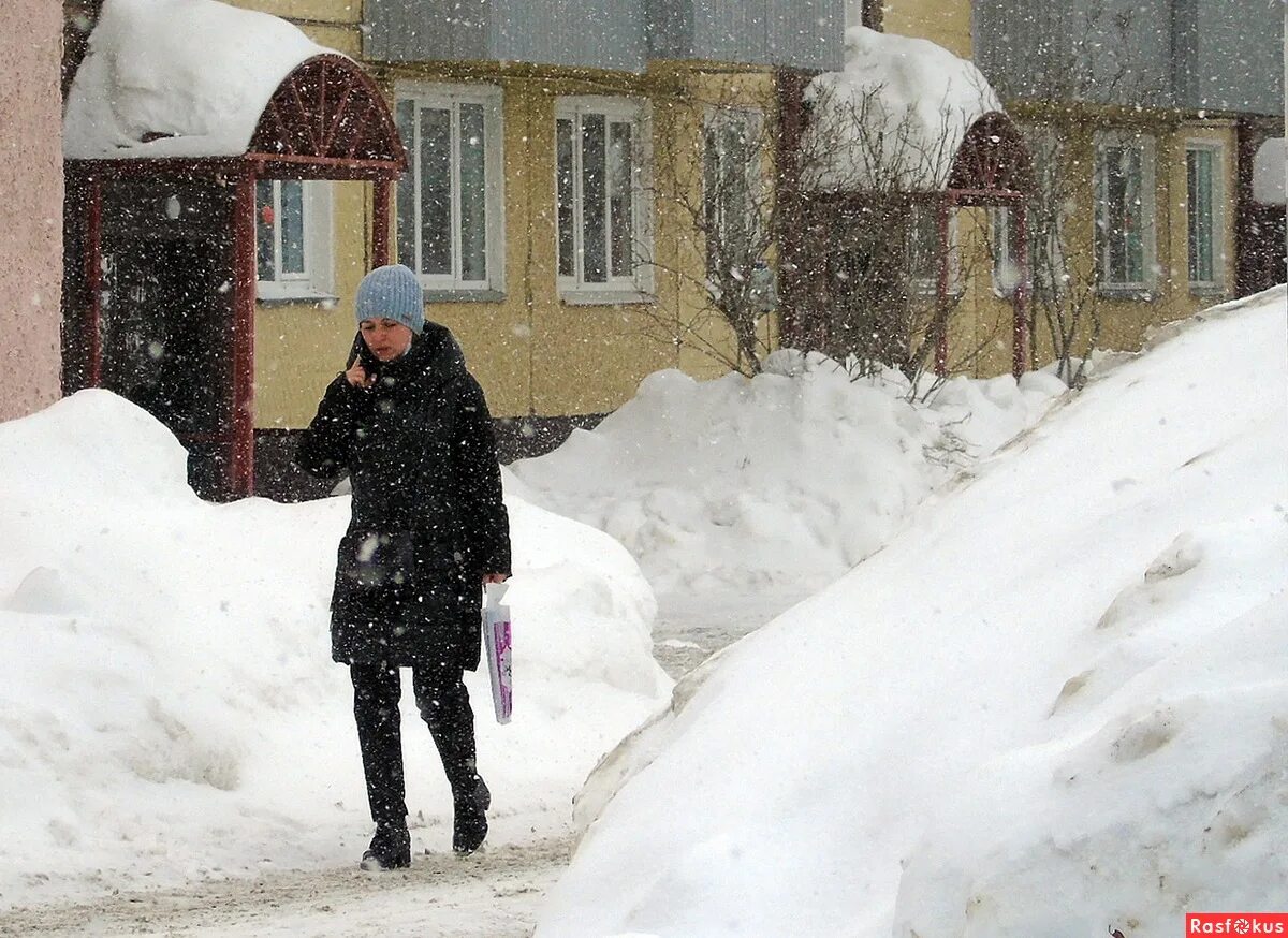 дорожное движение. южно-сахалинск климат. сугробы огромные сахалин. сахалинская 38. южно-сахалинск зима.
