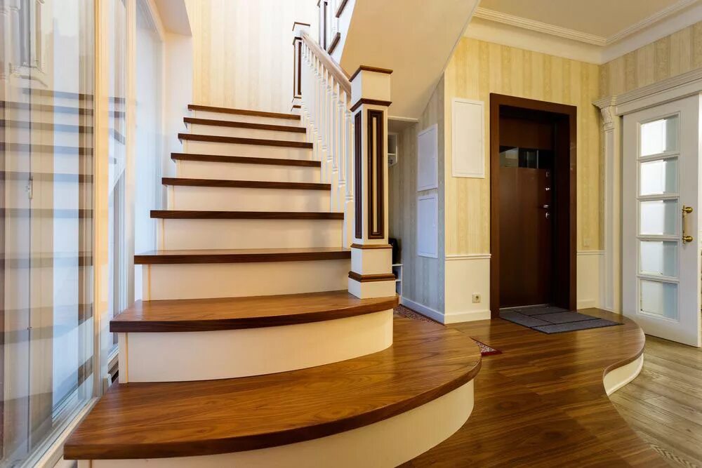 Подиум со ступенями из дерева. Лестница с подиумом в частном доме. Полукруглые ступени из дерева. Лестница с подиумом в частном доме. Деревянная лестница с подиумом.