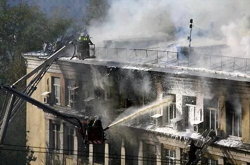 Пожар в общежитии в москве рудн 24 ноября. Пожар в университете в москве 2007. Пожар в университете в москве 2007. Пожар москва университет. Пожар в университете в москве.
