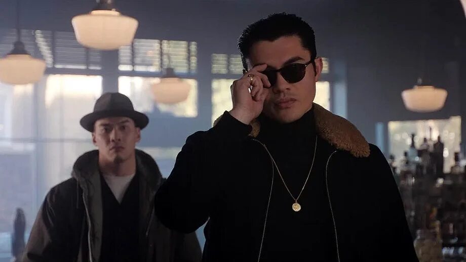 джейсон вонг джентльмены. генри голдинг в фильме джентльмены. генри голдинг сухой глаз. сухой глаз джентльмены. генри голдинг джентльмены.