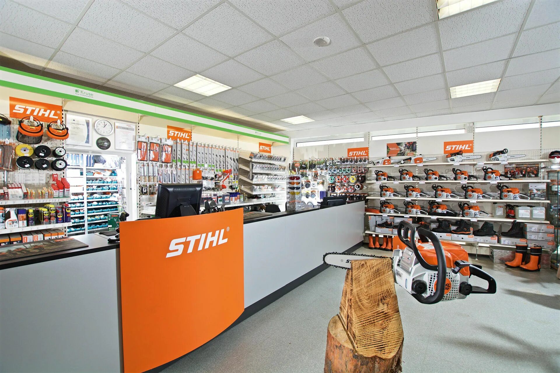 На улице штиль. Витрина Stihl. Офис Stihl. Штиль техника магазин. Магазин Stihl фото.