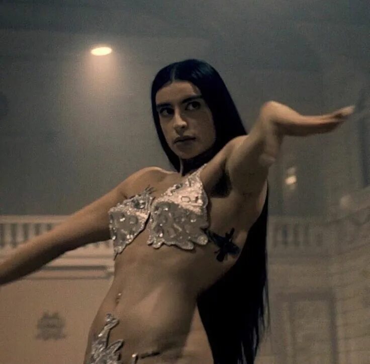 Sevdaliza рост. Севдализа певица. Sevdaliza Darkest hour. Sevdaliza hot.