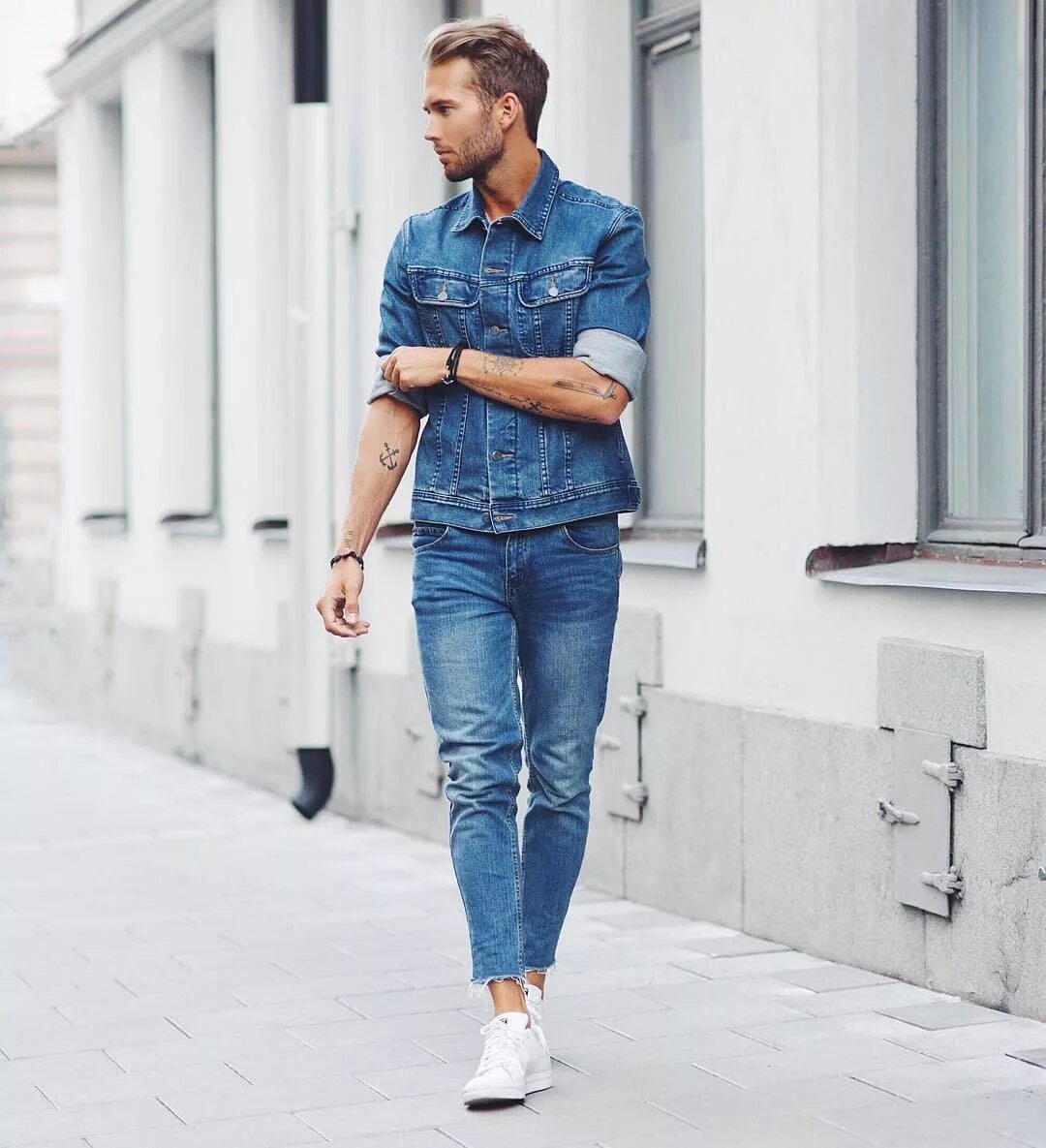 He is wearing jeans. Тотал деним стрит стайл. Тотал деним 2022. Стильные джинсы. Джинсовый стиль Мурско.