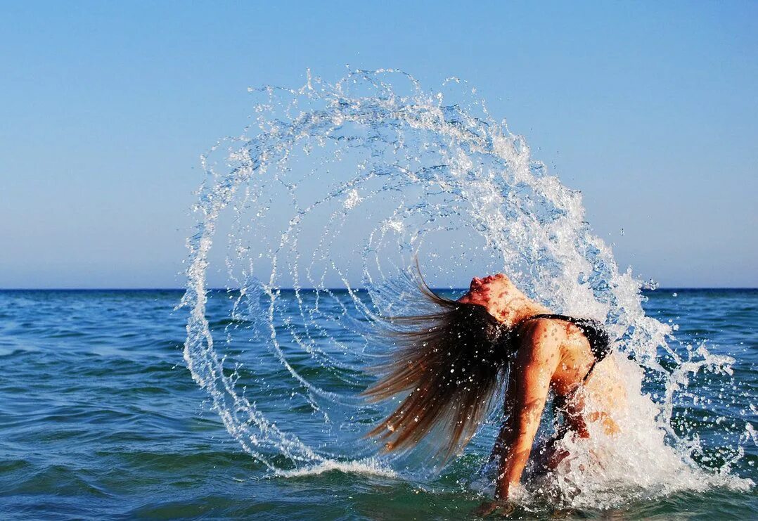 Купался в море я черном. Фотосессия на море. Девушка-море. Девушка на волне. Море фото.