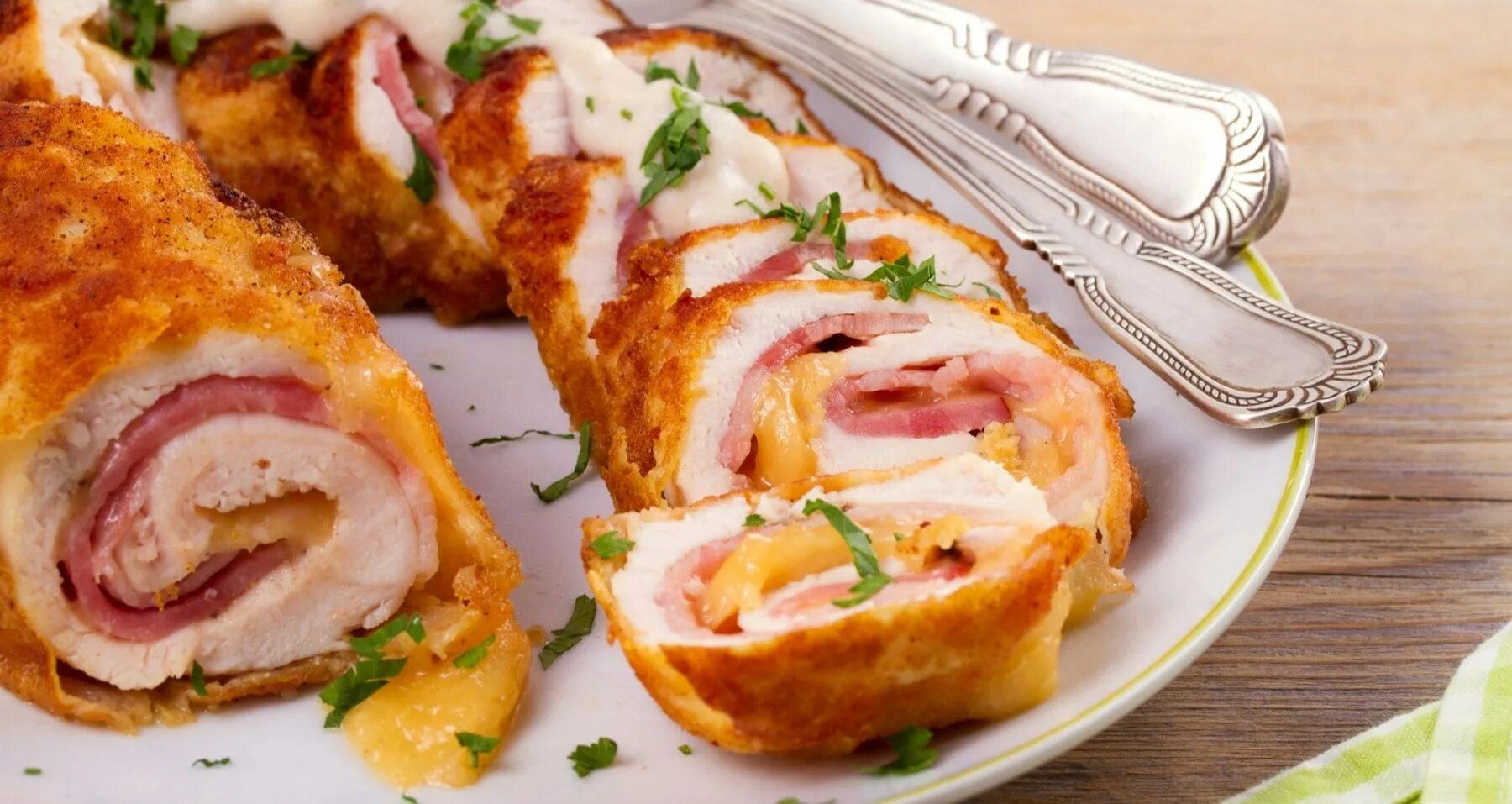 Рулеты из курицы на сковороде. Рулетики кордон блю. куриные рулетики кордон блю в духовке. рулетики кордон-блю из курицы с сыром и ветчиной. куринной рулет из куриной грудки.
