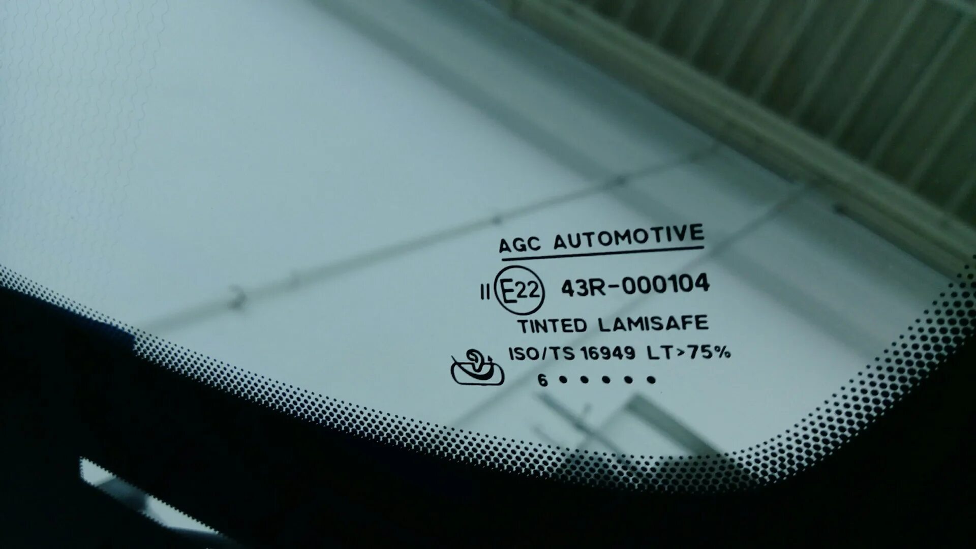 Kia маркировка стекол. Стекло xyg 1998 года. Буква 10000d в названиях стекол. Маркировка лобового стекла agc. Как отличить оригинальное стекло.