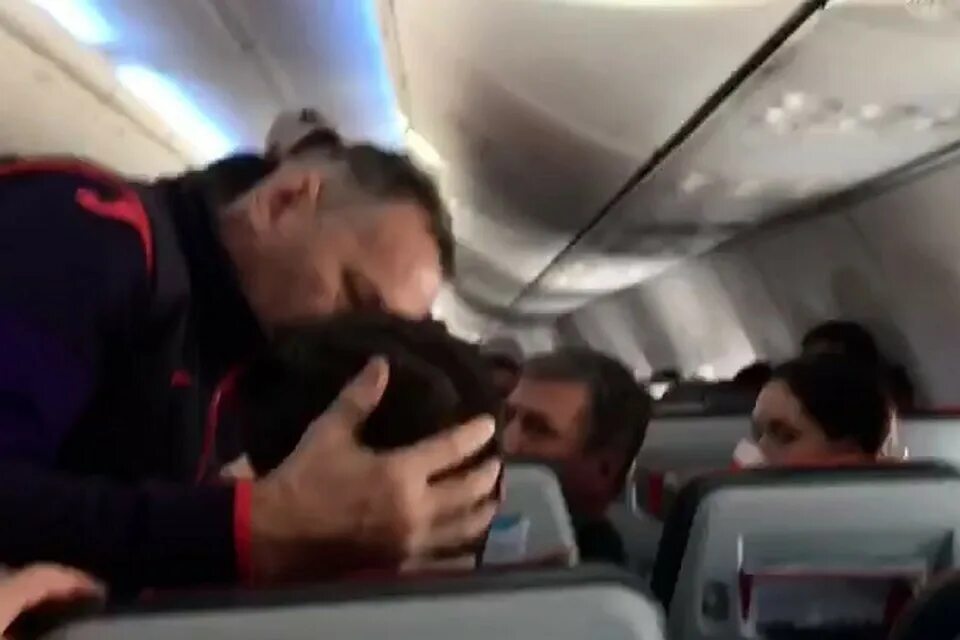 Человек спас самолет. Самолет с пассажиром. Пацан пятнадцатилетний из самолета. Человек спас самолет. Плохо на борту самолета.