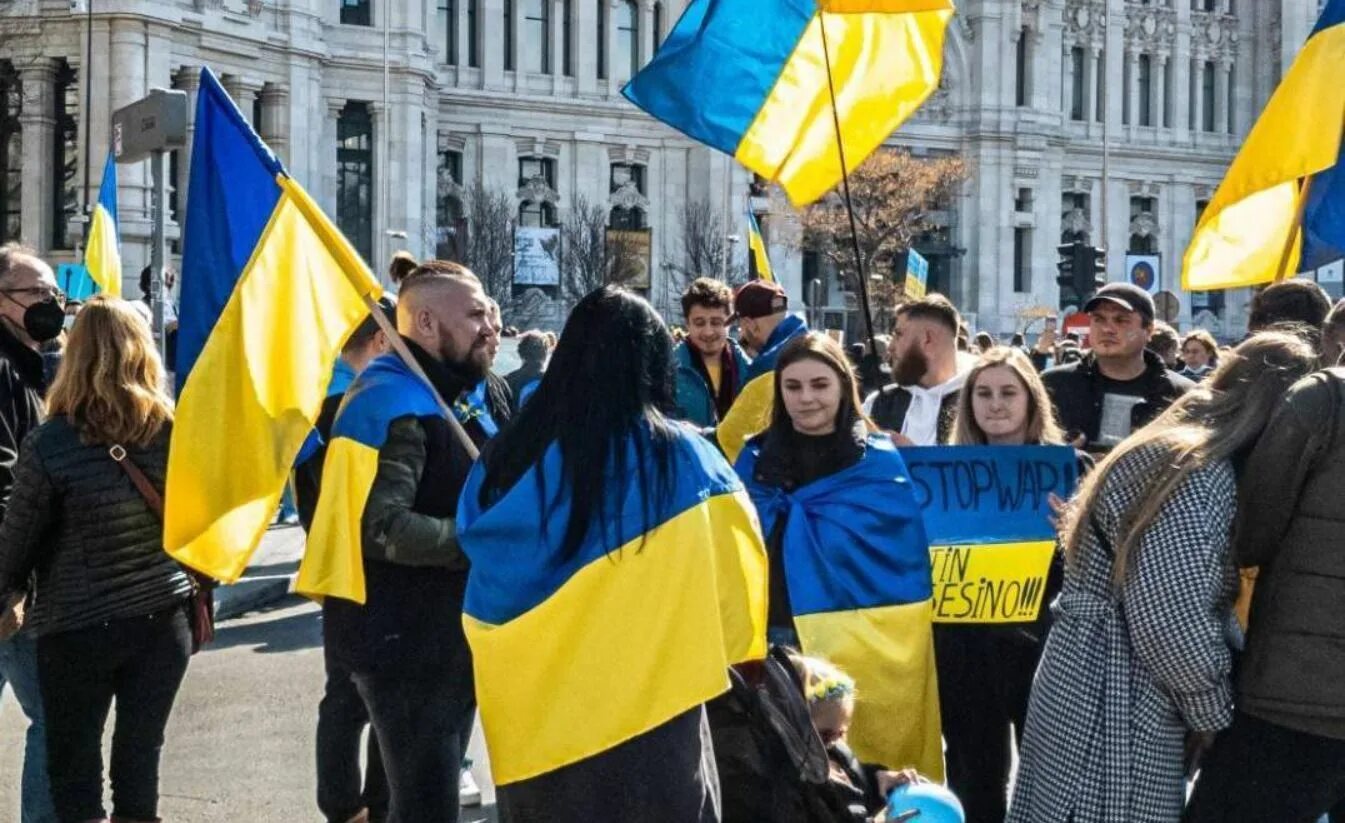 Украина страна человек. Украинские беженцы в Польше. Жители Западной Украины. Украинцы в Европе. Украинцы протестуют в Европе.