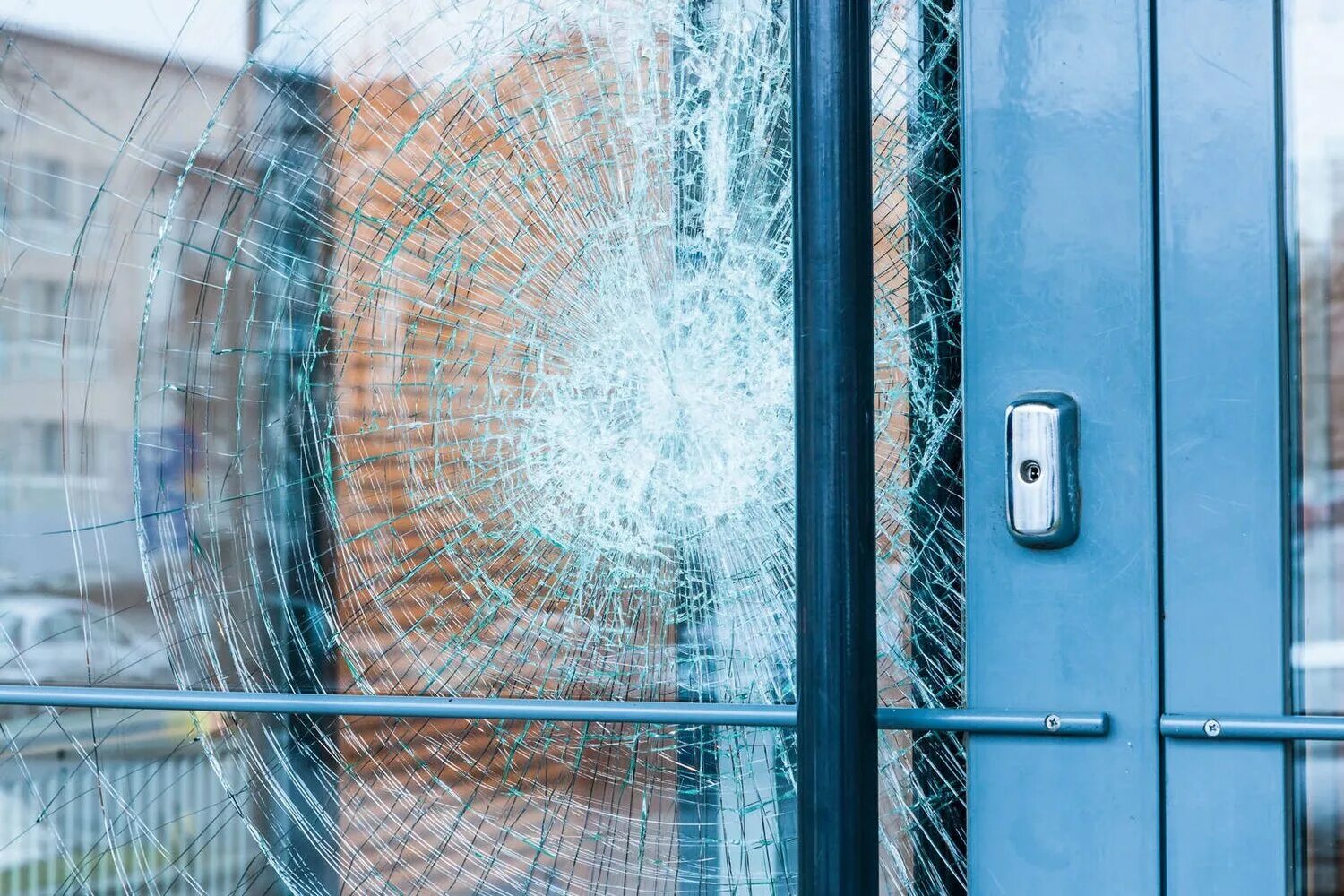 оконные стекла. битое окно. разбитое стекло витрины. пленка разбитое стекло. разбитое стекло.