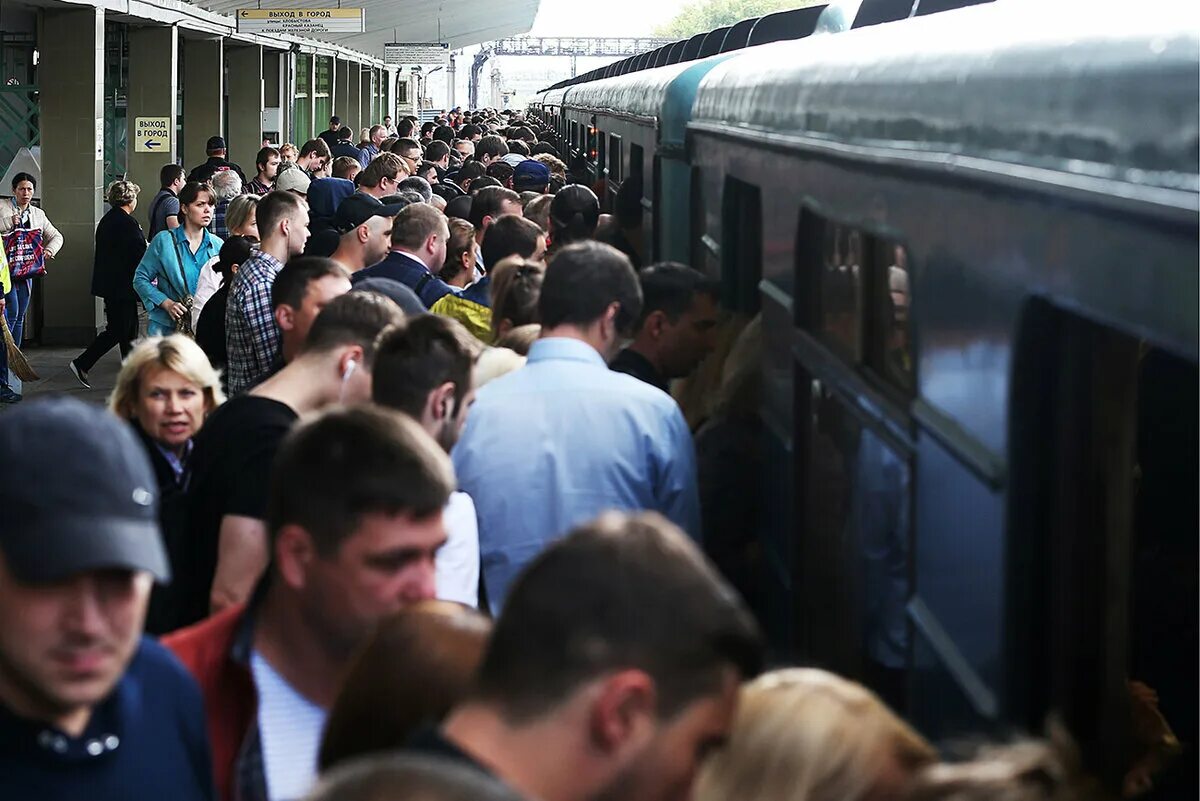 Что сегодня произошло в московском метро. Станция метро Выхино час пик. Станция Выхино давка. Станция метро Выхино давка. Эффект Выхино.