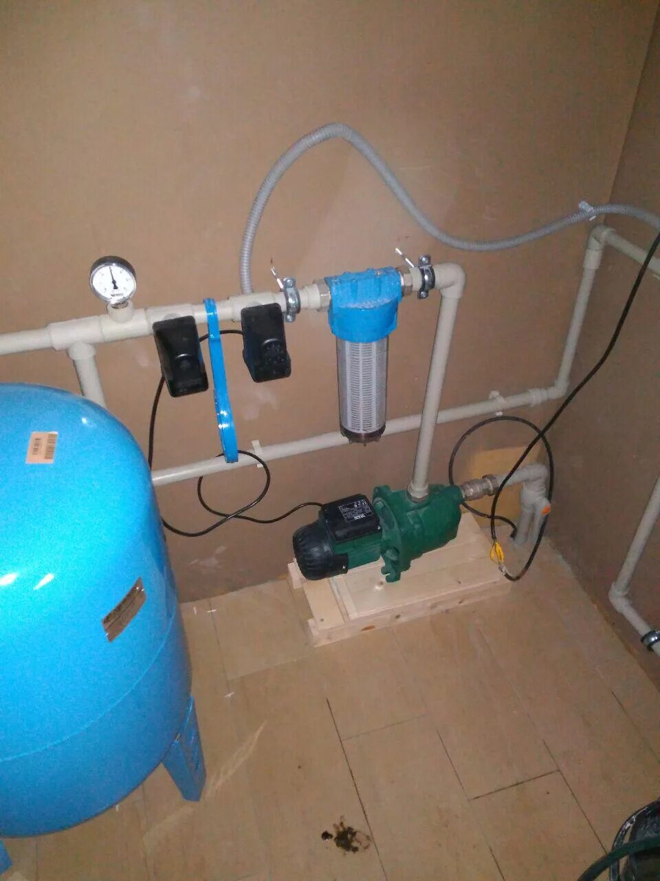 Водоснабжение частного от скважины. Система гидроаккумулятора для воды из скважины. Гидроаккумулятор для систем водоснабжения в частном доме. Гидроаккумулятор для воды с насосом. Водоснабжение в частном доме из скважины.