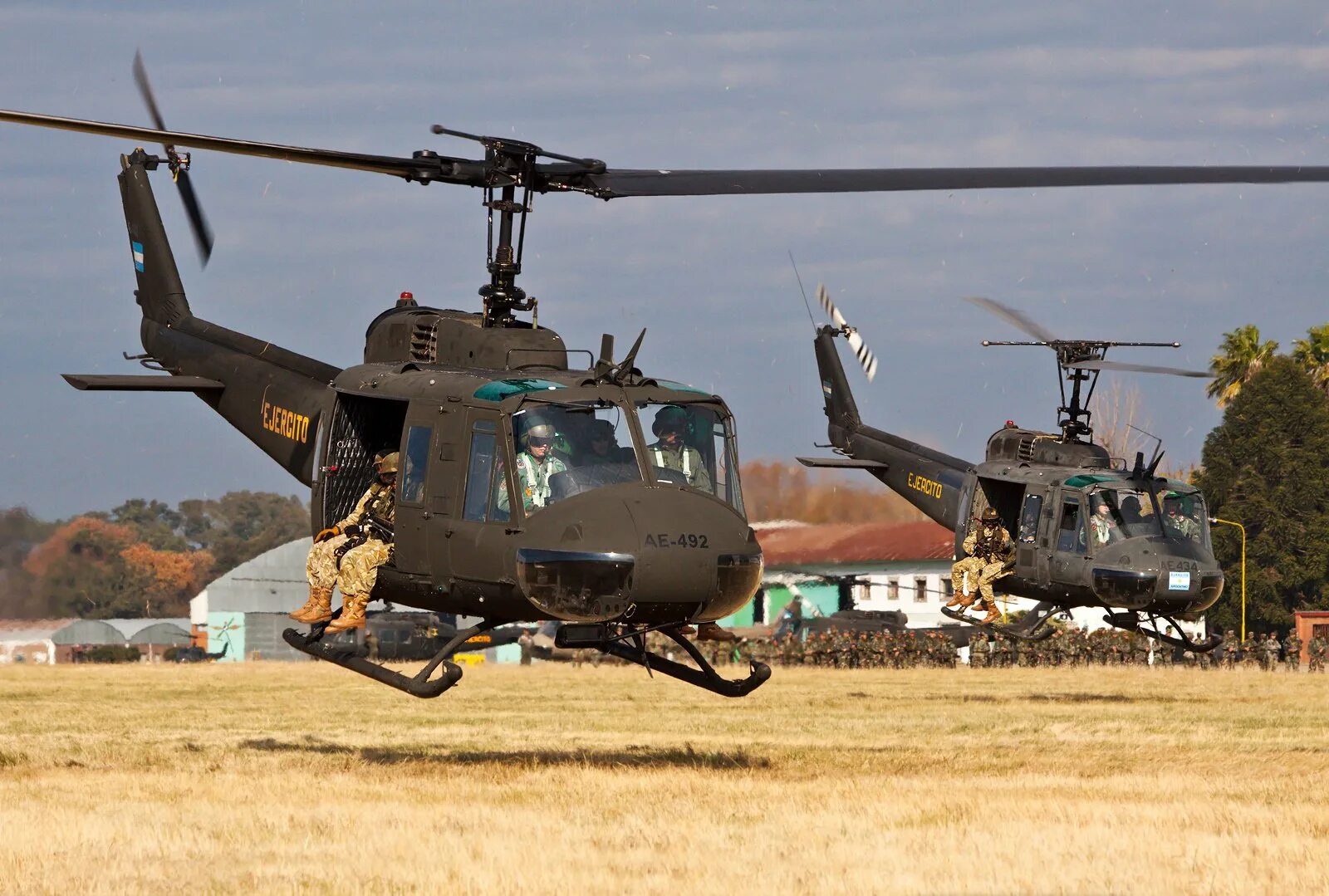 Bell uh-1 iroquois. Вертолет bell "uh-1 huey". Bell uh-1 huey. Bell uh-1 iroquois вьетнам. Американский вертолет bell.