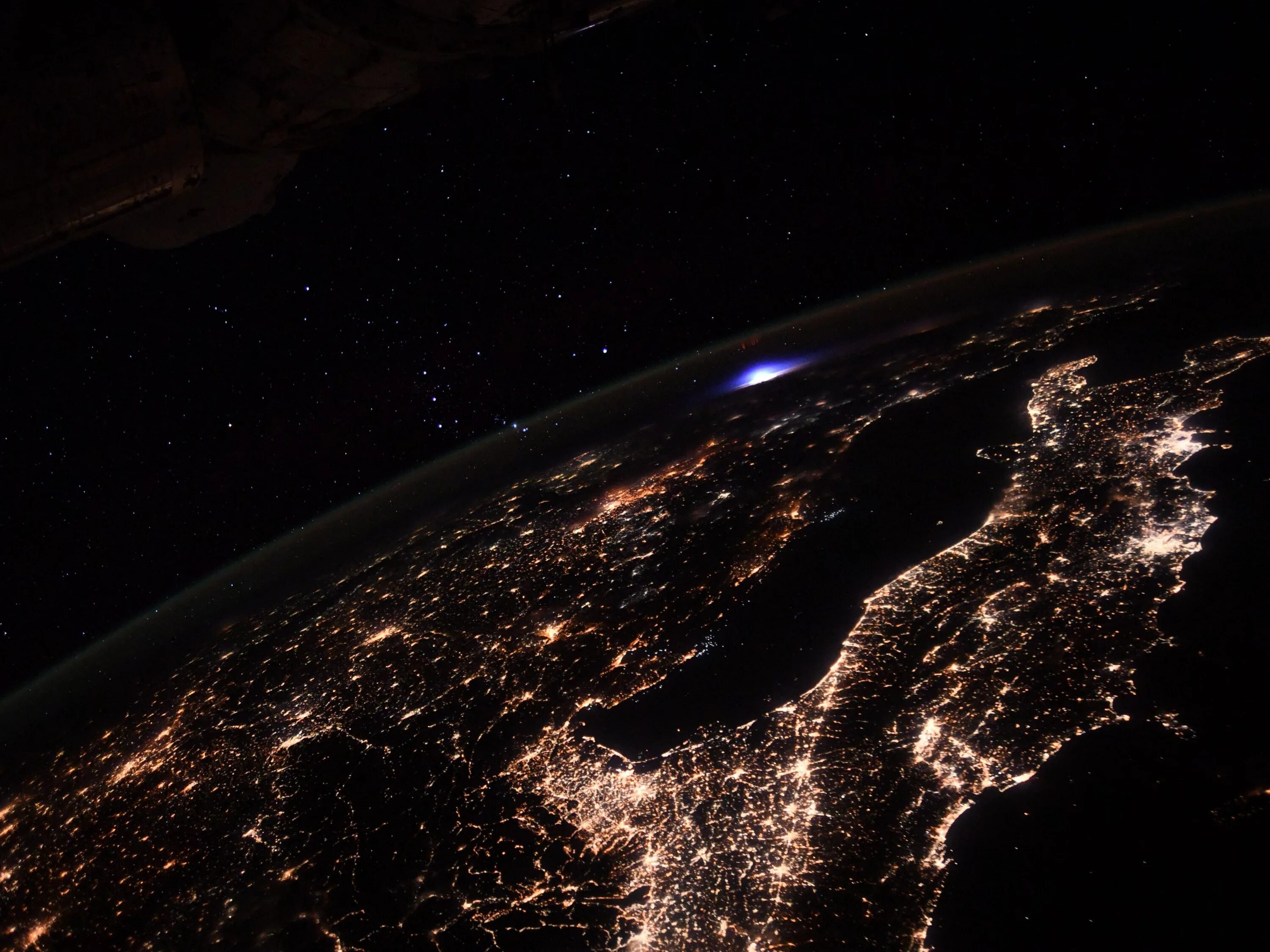 В космосе видно звезды. Фото земли из космоса в высоком качестве. О земле и космосе. Снимки земли из космоса 2022. Европа с МКС.