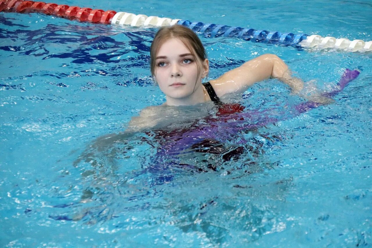 Девочки 14 лет в бассейне. Девочки 10 лет в бассейне. Девочки 10 лет в бассейне. Девочки в бассейне. Девочка плавает в бассейне.
