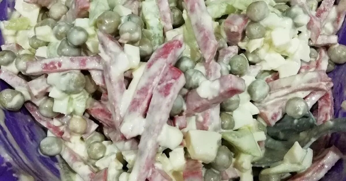 Салат с горошком и колбасой. Салат с колбасой и огурцами. Салат колбаса огурец горошек. Салат горошек огурец яйцо колбаса