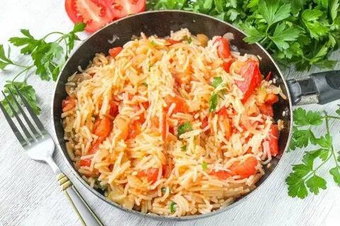 Макароны с помидорами на сковороде