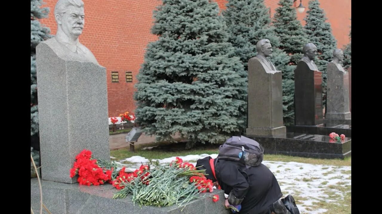 Где похоронен сталин иосиф виссарионович кладбище. Поклонение могиле сталина. могила сталина на коленях. преклонение памятник сталина. поклон памятникам сталина.