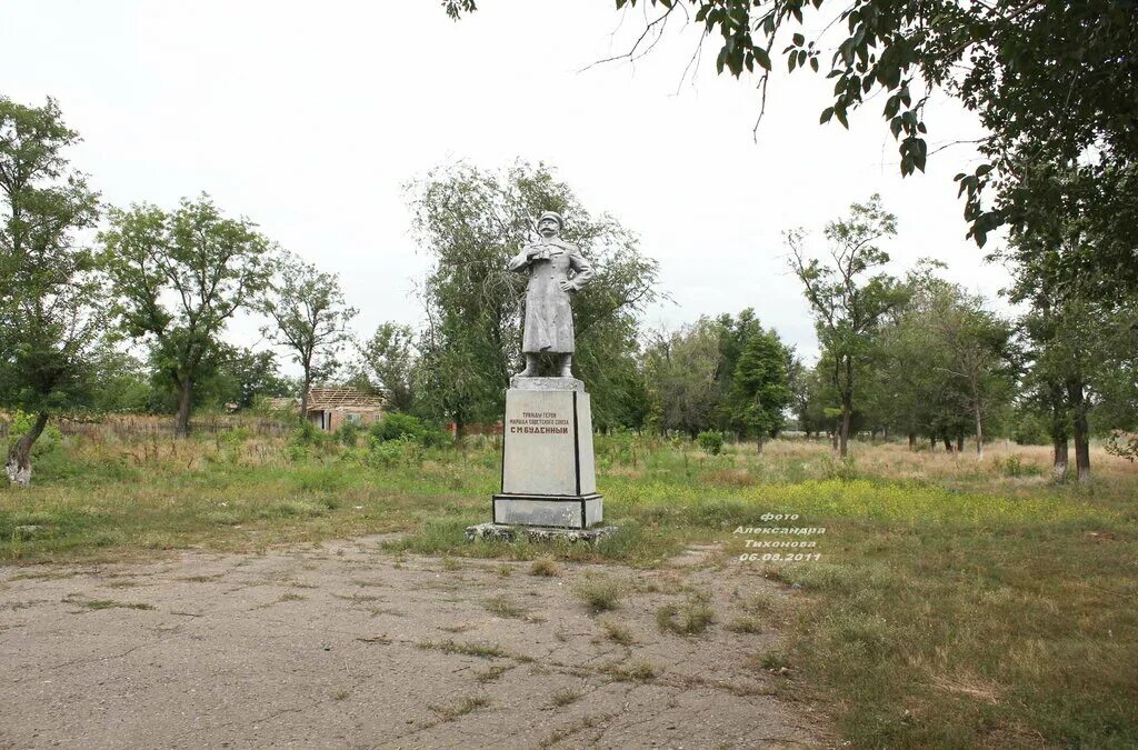 Погода в станице николаевской ростовской. Памятник Буденному в Ростовской области. Станица Платовская Ростовская. Ст Николаевская Ростовская область. Станица Буденновская Пролетарского района.