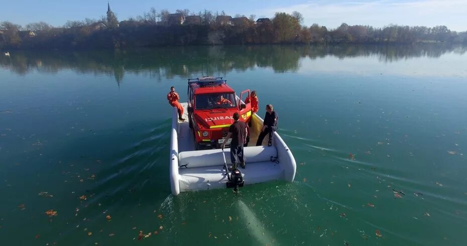 Перевозит через реку. Понтонный мост инженерные войска. Речная баржа. Паром якутск нижний бестях. Баржа с лесом 2000м3.