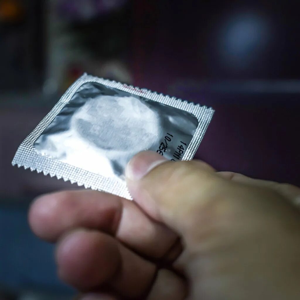 Вытаскивает презики. Презервативы красные эстетика мужчина. Вытаскивает презики. Немецкие черные презики. Презики на мужчине.