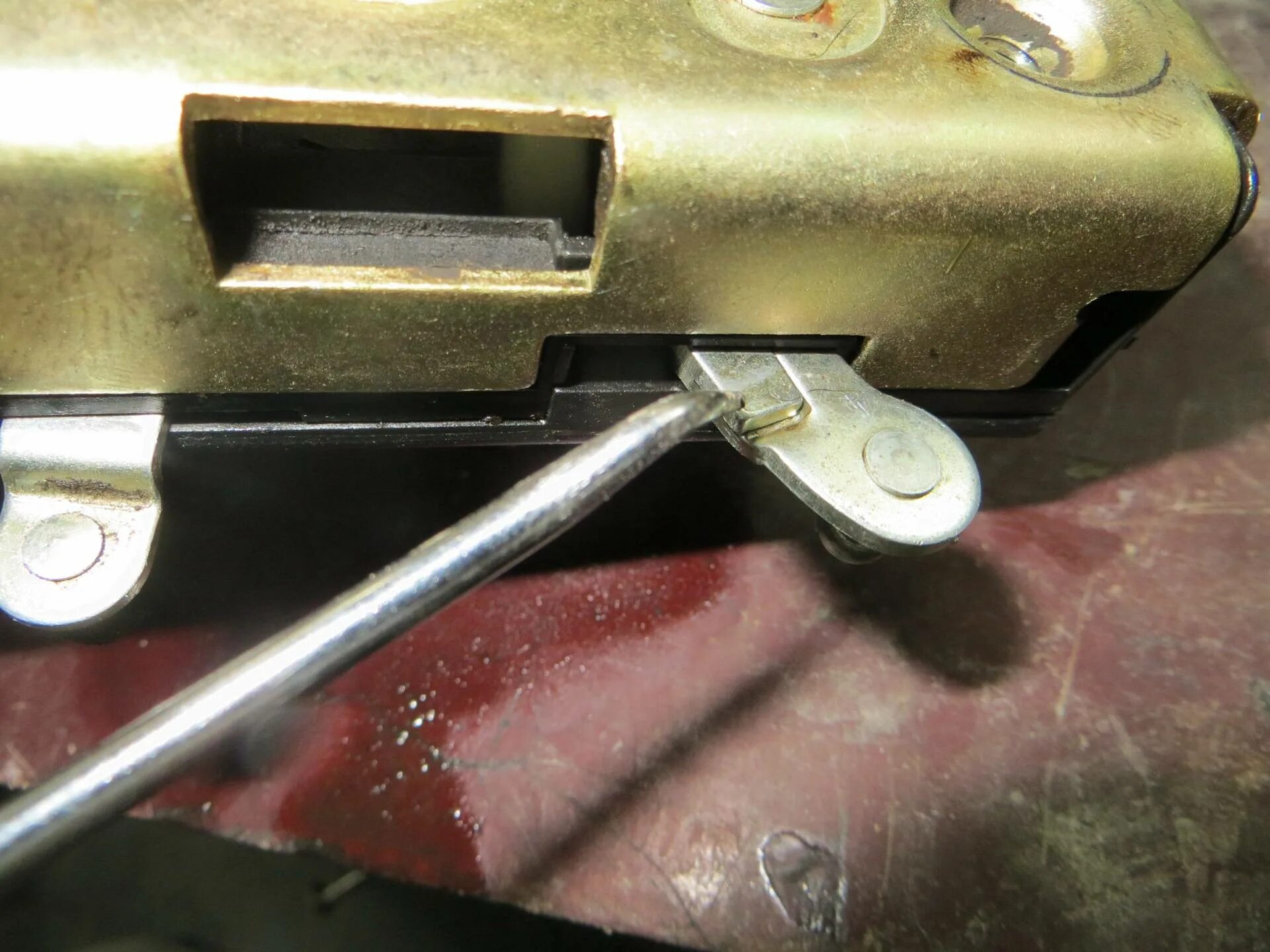 Задний замок багажника нива шевроле. Винт крепления замка двери нива шевроле. Замок двери багажника нива шевроле. Замок багажника нива шевроле. Нива шевроле задняя дверь багажника.