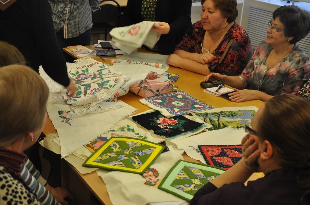 Выставка рукоделия. Мастерская женского клуба. Творческий мастер класс. Ярмарка рукоделия. Мастер классы.