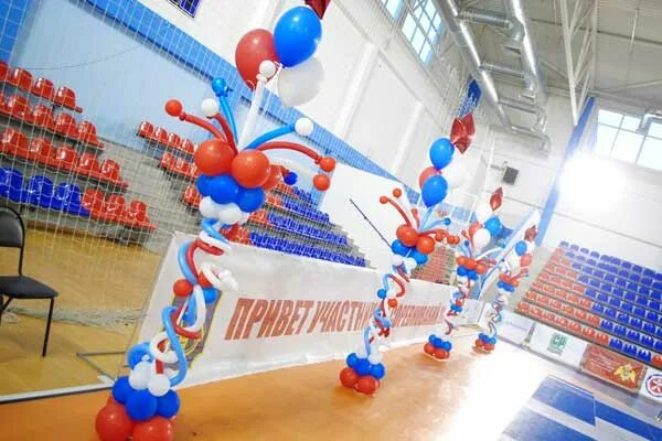Украшение шарами спортзала. Украшение спортивного зала. Украшение спортзала на выпускной. Украшение зала к спортивным соревнованиям. Украшение зала к спортивным мероприятиям.