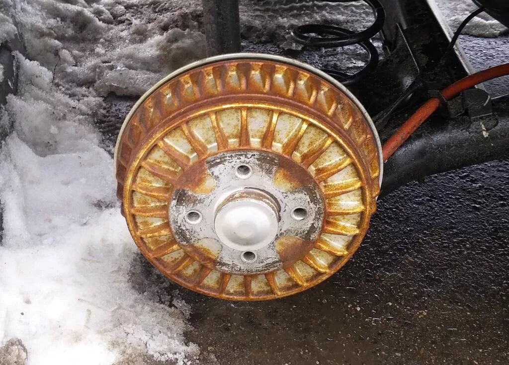 Задние барабаны альмера g15. Almera g15 задний барабан. накладки на барабанные тормоза. накладки на тормозные барабаны. тормозной барабан на колесе.
