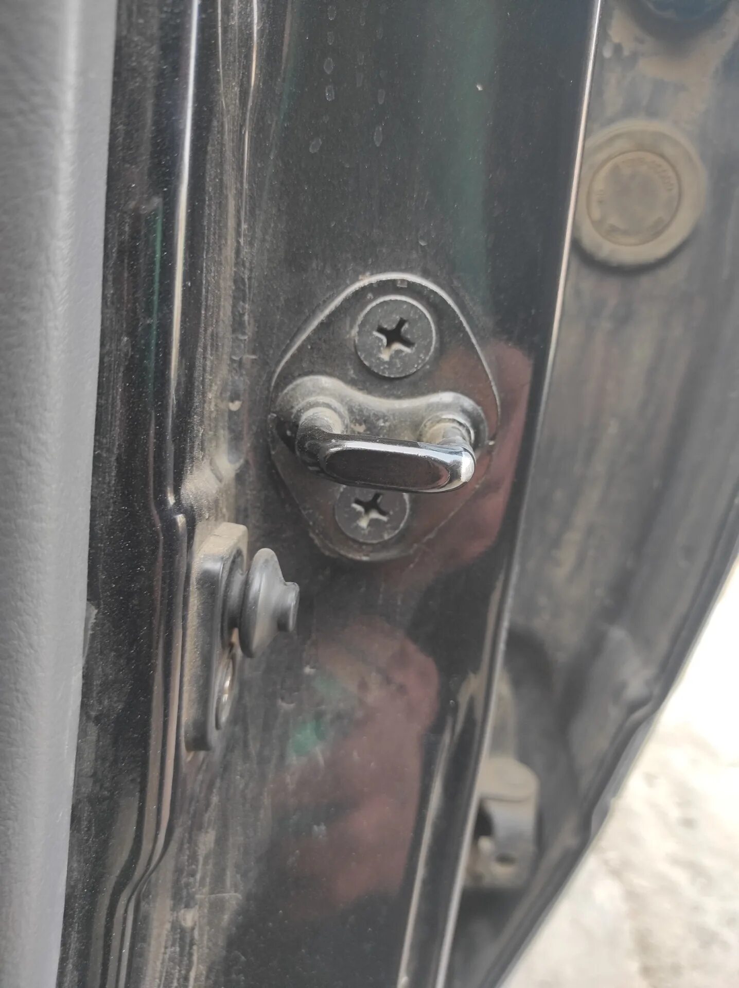 Заглушка замка двери. Не захлопывается дверь авто. Накладки для дверей автомобиля чтобы не хлопали. Заглушка чтобы дверь не хлопала на машине. Почему хлопают дверью