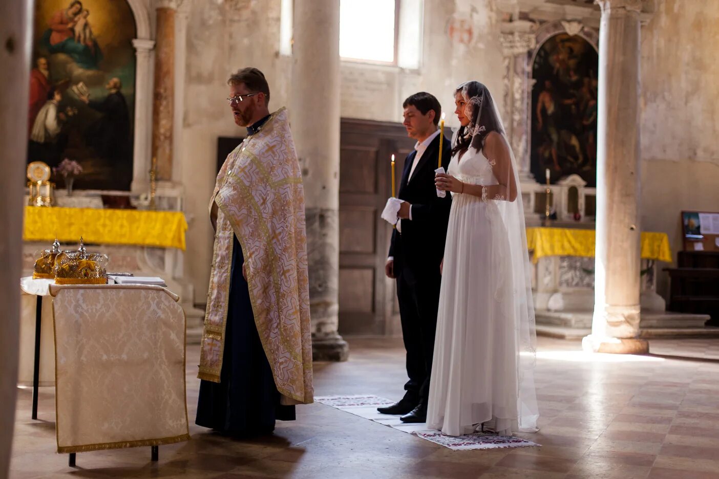 Свадьба перед пасхой можно. Венчание в Италии в христианской церкви. Церемония венчания в церкви. Свадьба в церкви. Церковный брак венчание.