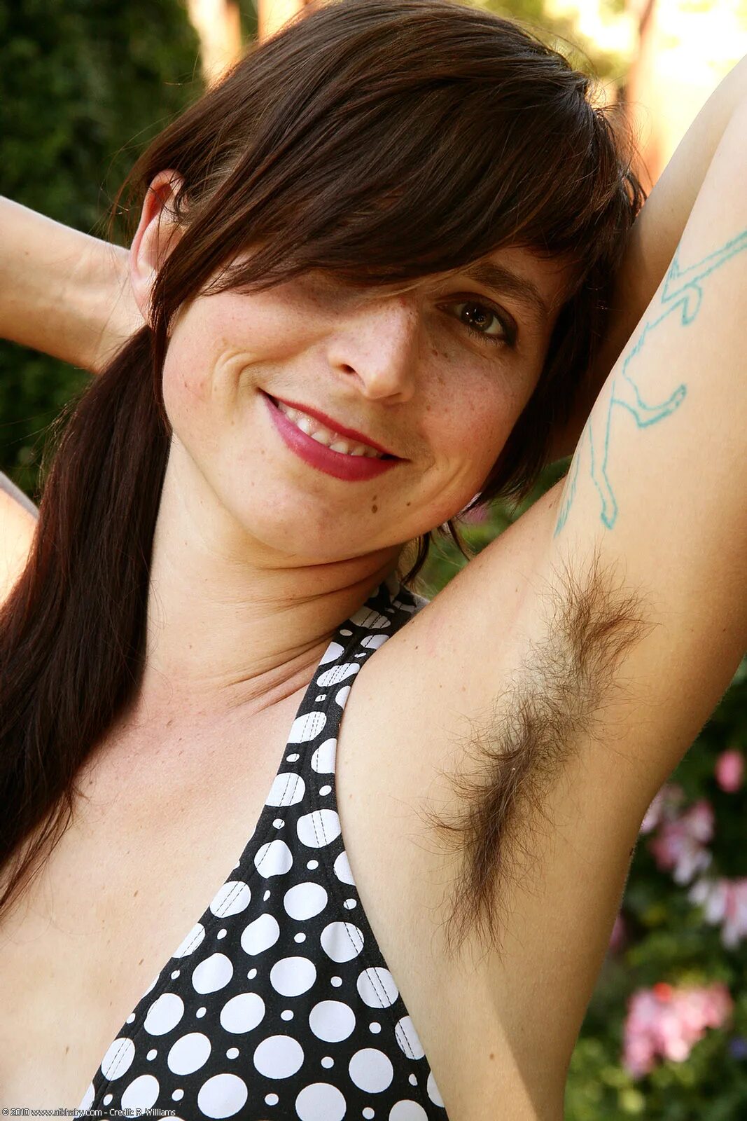 голые женские подмышки. сильно волосатые девушки. роберта хайри. хейри хамрауи. бен хоппер естественная красота.