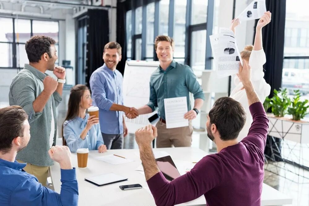 Трудовой коллектив. Manage team. Счастливые люди в офисе. Лидер в коллективе. Manage team.