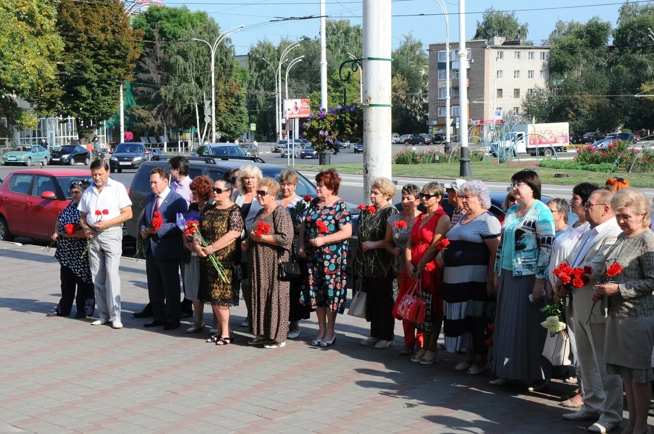 Сайты новостей тамбов. До открытие мемориала. Профсоюз города Тамбова Комсомольская. Комсомольская площадь 3 Тамбов здание профсоюзов. Снять торжественно ткань на открытии памятника.