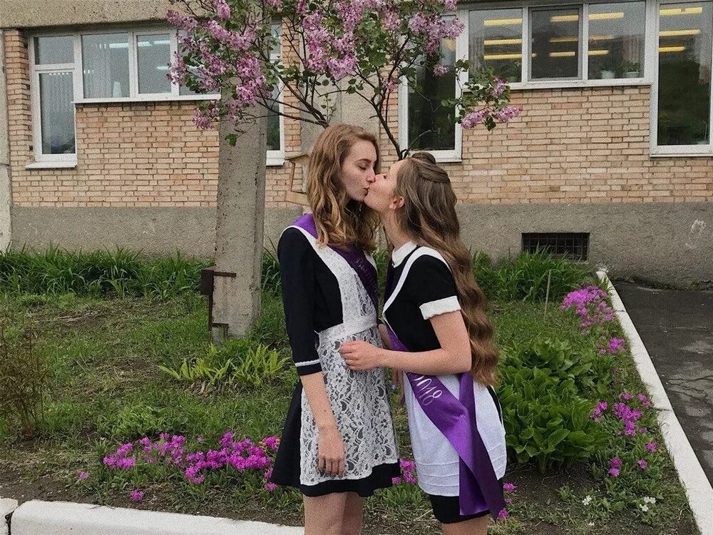 Дети в школе. Для одноклассницы прикольные. Дружу с одноклассницей. Девушка завязывает шнурки мужчине. Старшеклассница за партой.