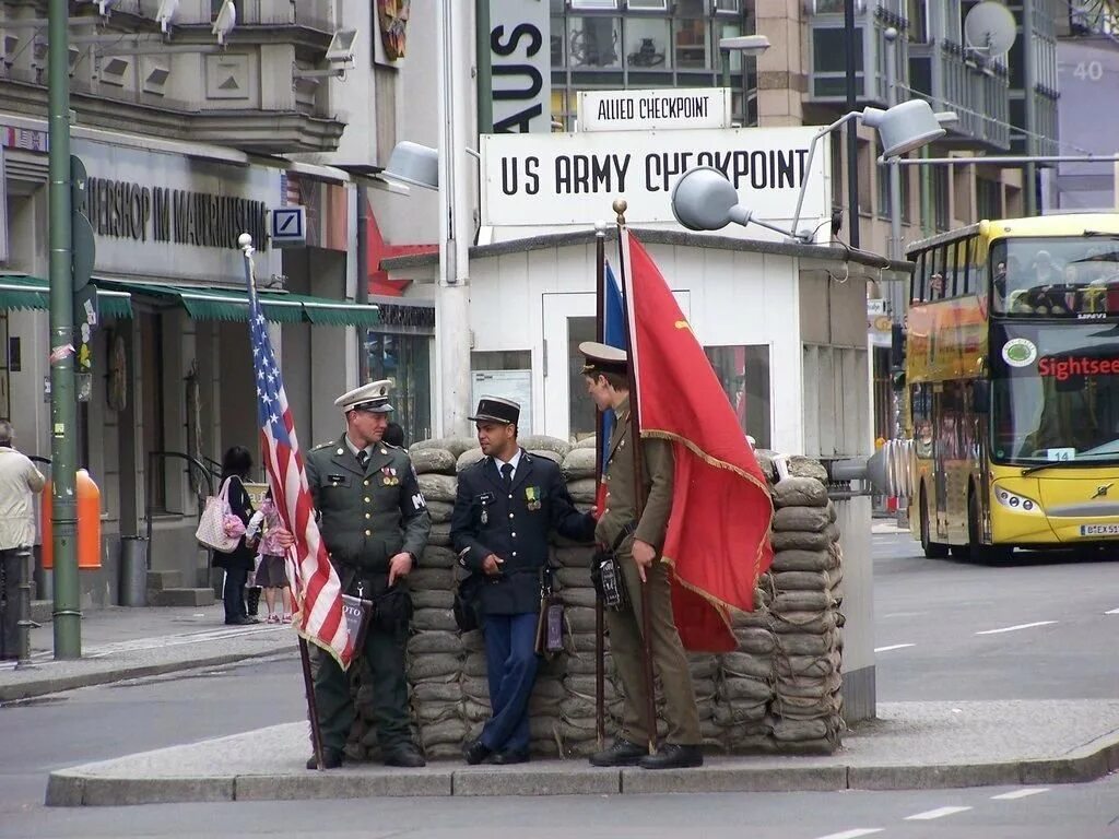 Чекпойнт Чарли в Берлине. Контрольно-пропускной пункт Чарли в Берлине. Чек Пойнт Чарли. Блокпост Чарли Берлин.