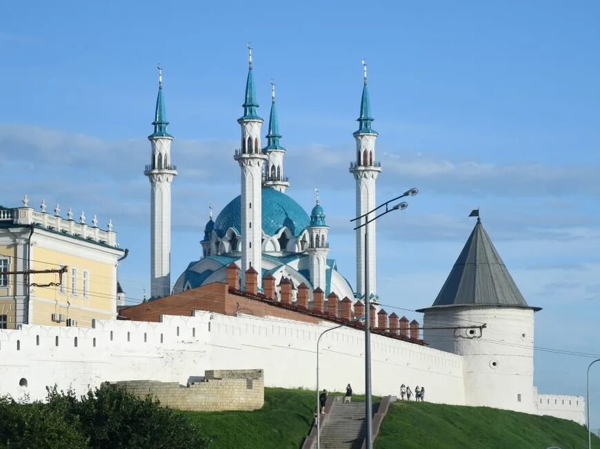 Казанский кремль казань проезд шейнкмана. Казань центр. казань в апреле. казань центр города улицы. казань в апреле фото.