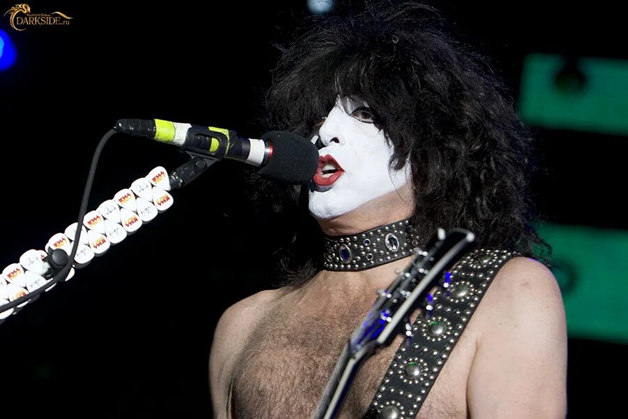 Вокалист кисс. Вокалист kiss paul stanley. пол стэнли грудь. фото вокалиста кисс. kiss концерт солист.
