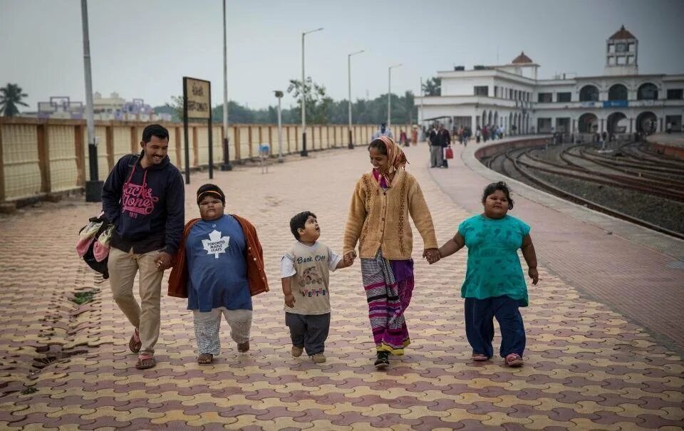 Индия сестры. Индийские дети на рельсах. Три ребенка из Индии девочки.