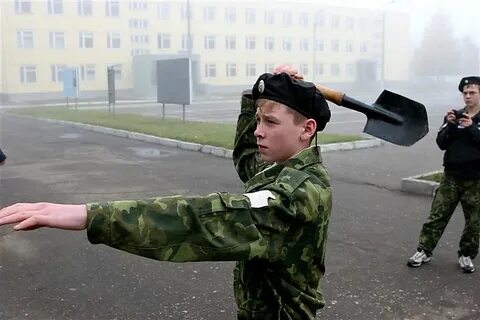 Бить солдата