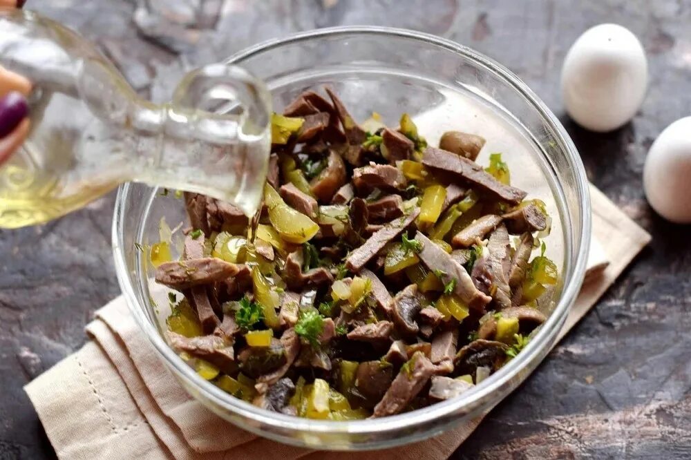 сердце говяжье с солеными огурцами рецепт. салат из куриных сердечек с грибами и свежими огурцами. сердце говяжье с солеными огурцами рецепт. салатик из говяжьего сердца. рецепты натальи цветковой салаты.
